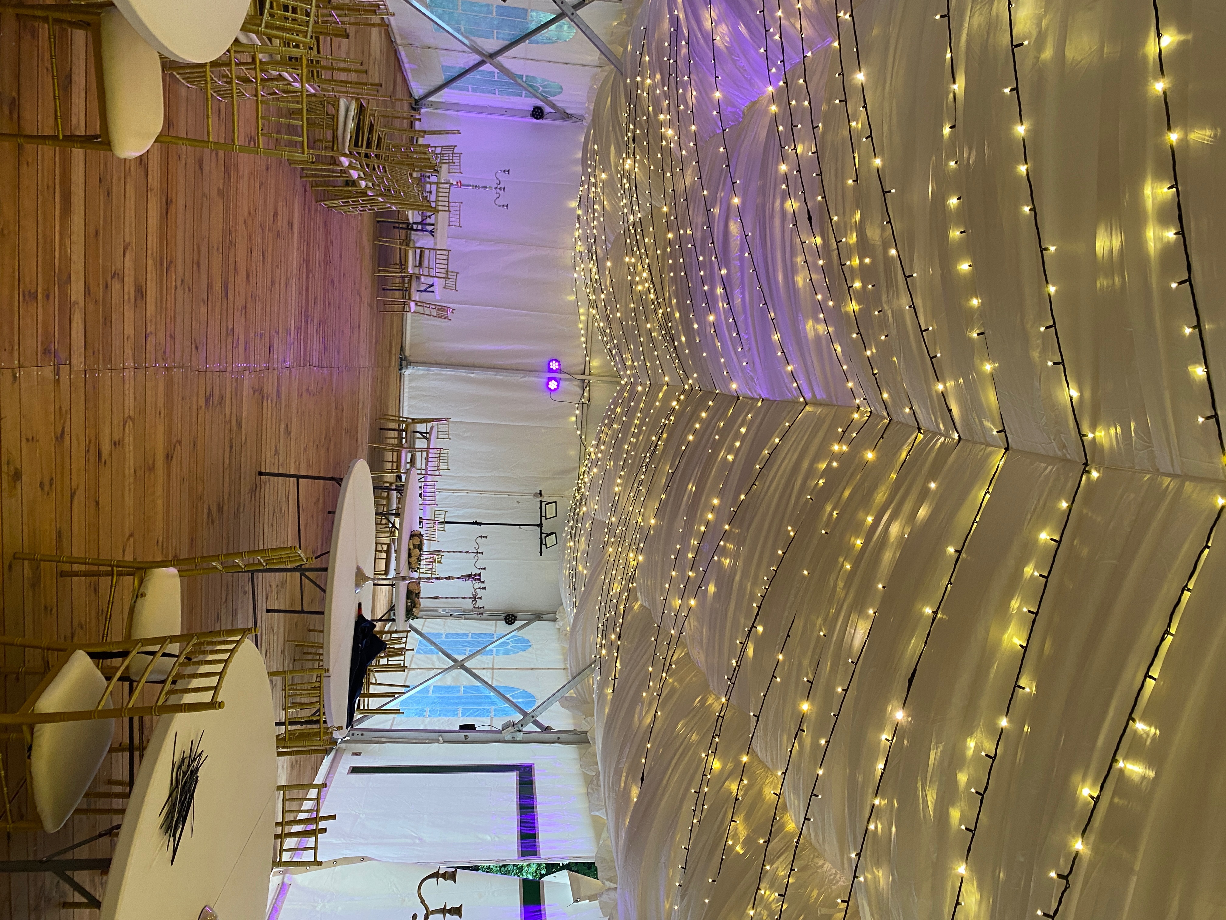 Installation de guirlandes pour un mariage