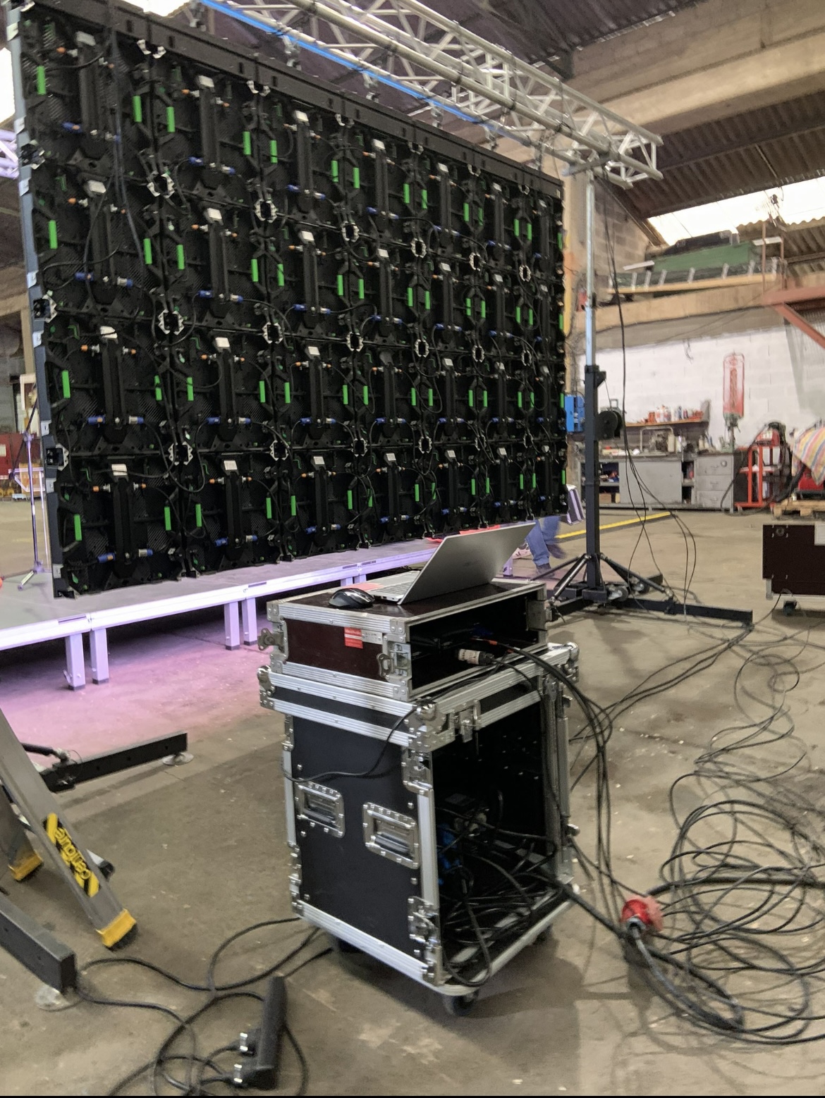 Installation d'un écran géant pour un salon